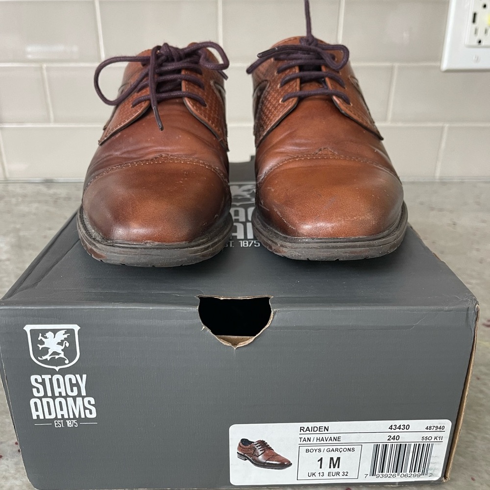 Stacy Adam’s Boys size 1 Dress shoes